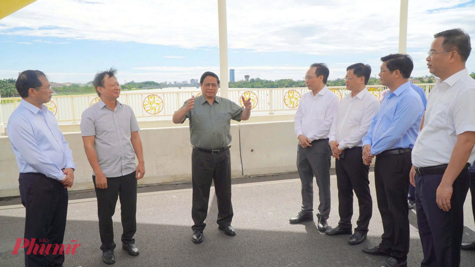 Thủ tướng Phạm Minh Chính đánh giá cao thành phố Huế đã nỗ lực thực hiện tốt các chỉ đạo của Thủ tướng  quyết tâm hoàn thành cầu vượt sông Hương  sớm hơn kê shoạch đề ra