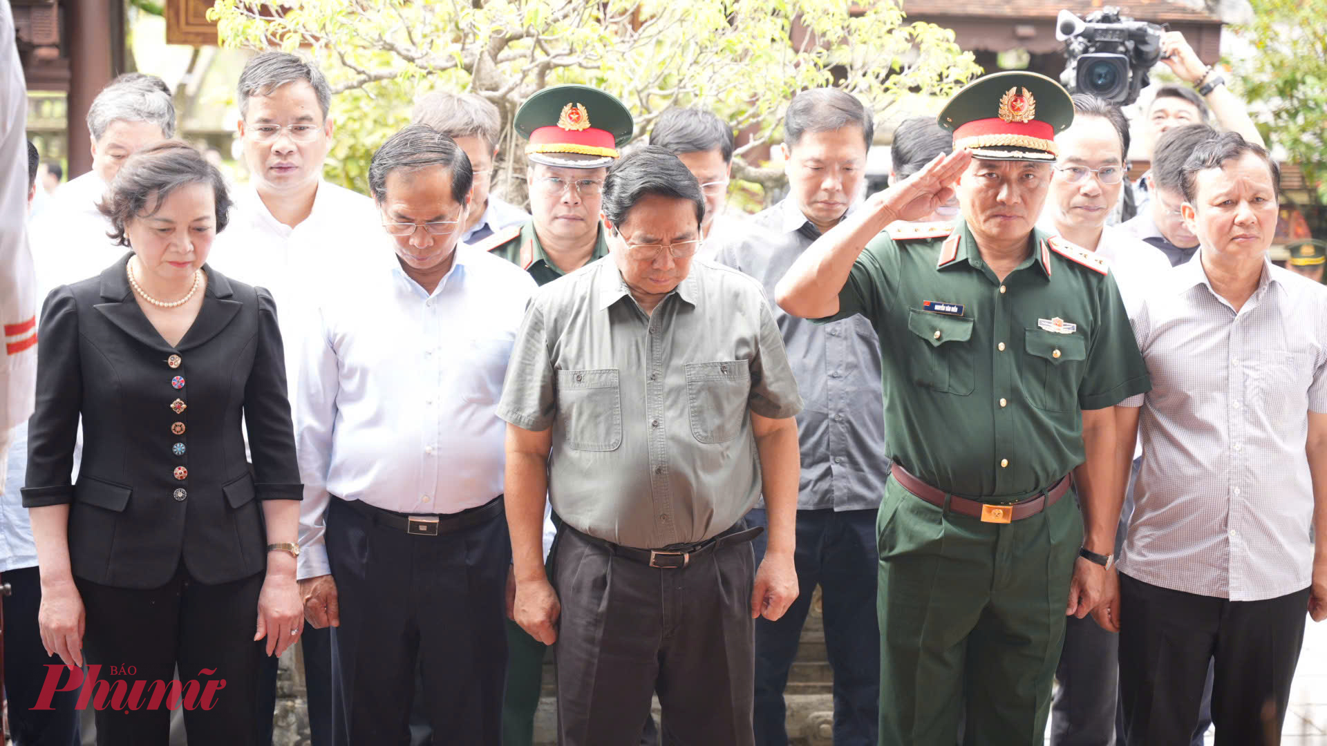 Thủ tướng cùng đoàn công tác thành kính dâng hương  Đại tướng Nguyễn Chí Thanh