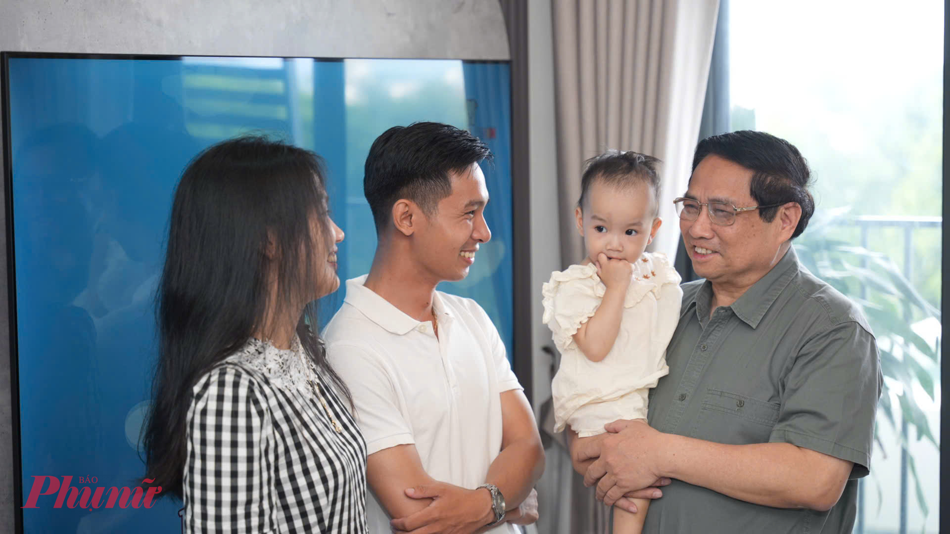 Thủ tướng Phạm Minh Chính cùng chia sẻ niềm vui cùng bà con nơi ở mới