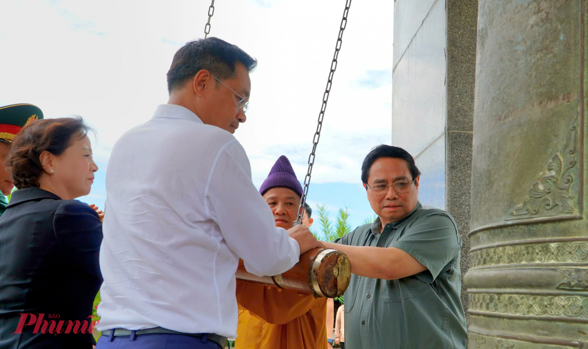 Thủ tướng Chính phủ Phạm Minh Chính thỉnh chuông hòa bình