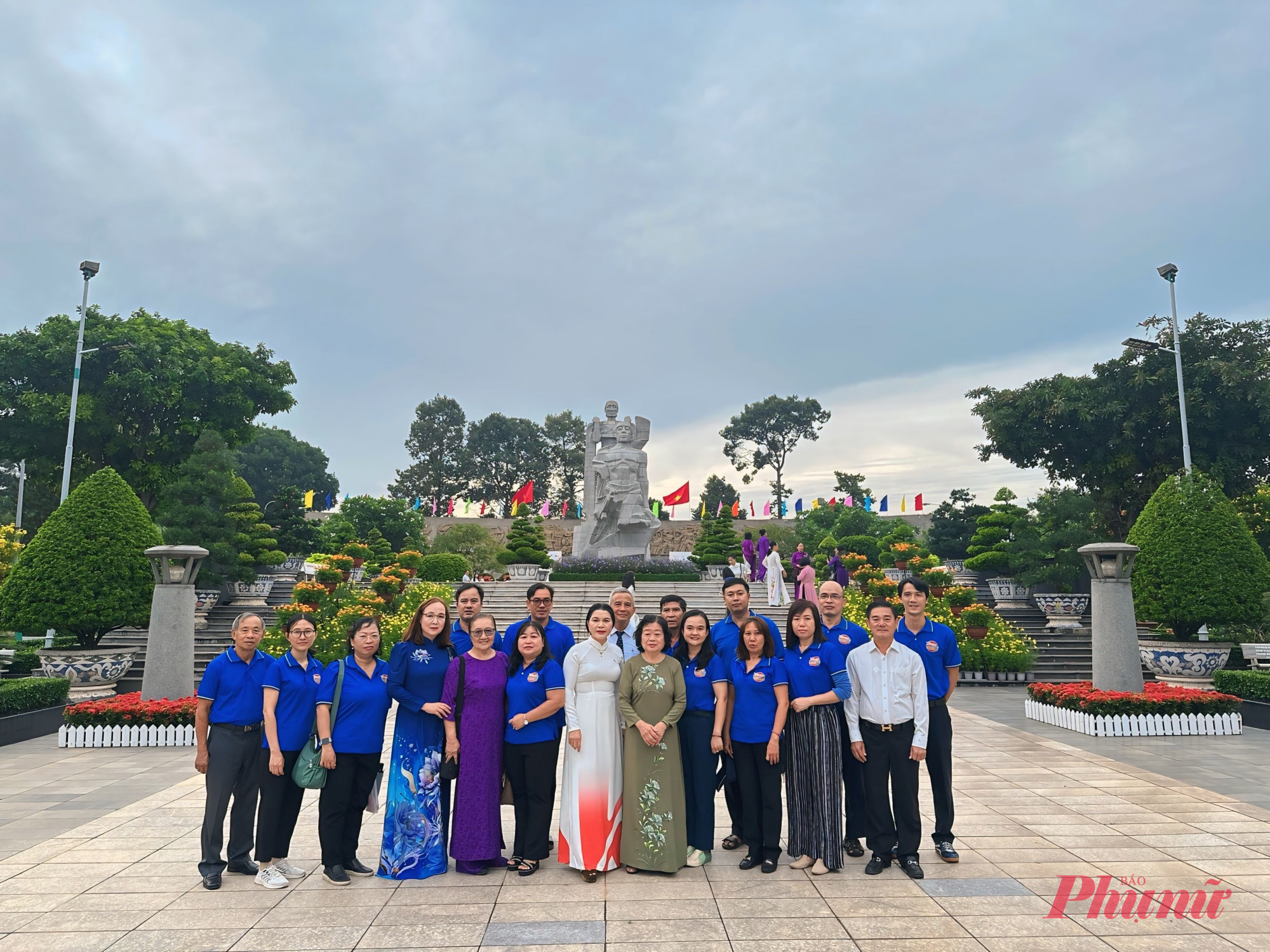 Lễ dâng hương và cuộc đối thoại với lòng biết ơn Đoàn dâng hương với sự có mặt của bà Trương Mỹ Hoa - Nguyên Bí Thư Trung Ương Đảng, Nguyên Phó Chủ Tịch Nước Cộng hoà xã hội chủ nghĩa Việt Nam, Chủ tịch Quỹ học bổng Vừ A Dính, Chủ nhiệm Câu lạc bộ Vì Hoàng Sa, Trường Sa thân yêu