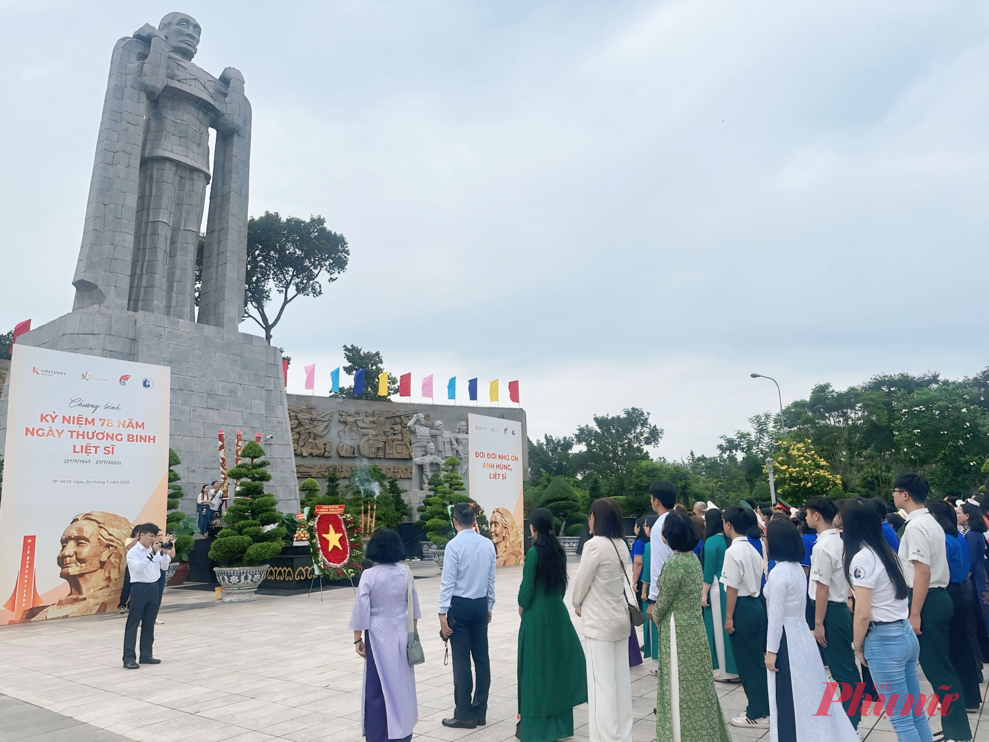 Lễ dâng hương và cuộc đối thoại với lòng biết ơn Đoàn đại biểu dâng hương sáng 24/7/2025 tại Nghĩa trang liệt sĩ Thành phố Hồ Chí Minh