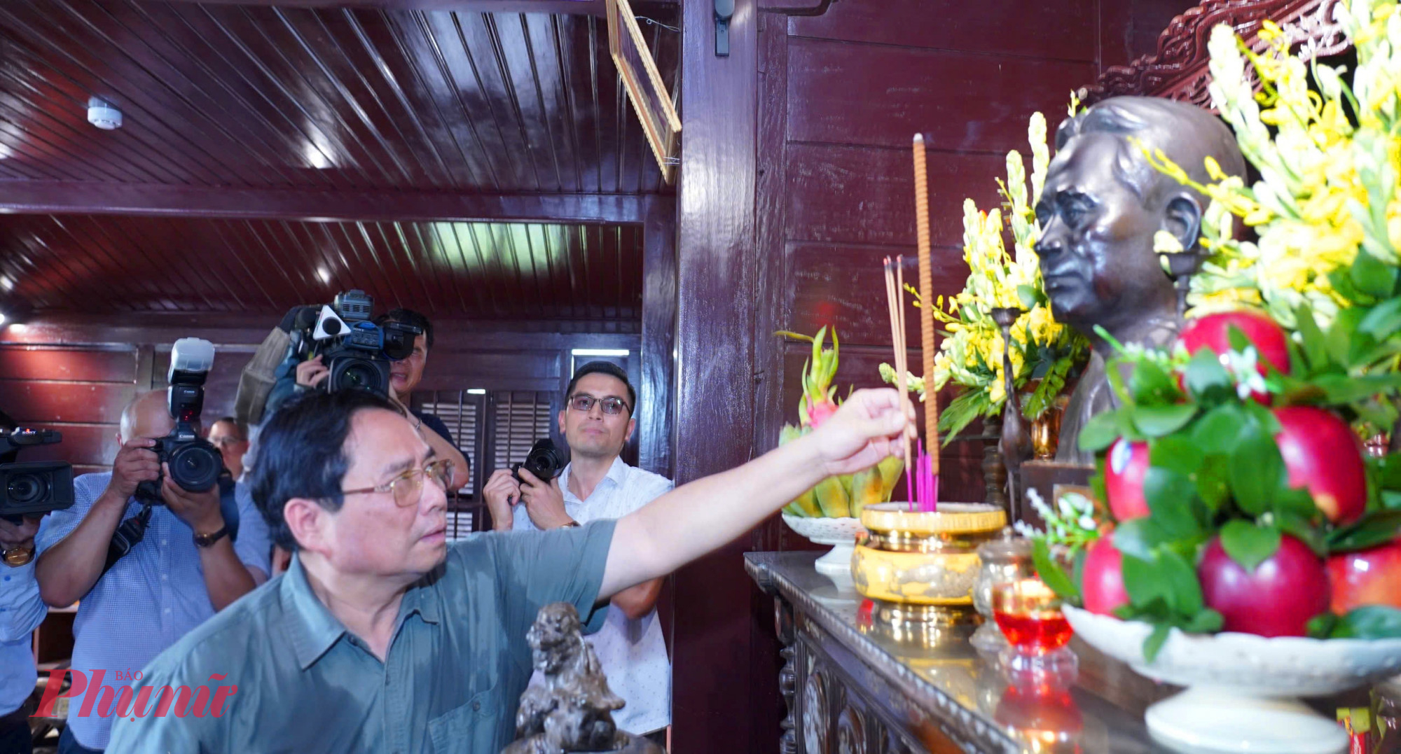 Thủ tướng Chính phủ Phạm Minh Chính thắp hương tưởng niệm Tổng Bí thư Lê Duẩn