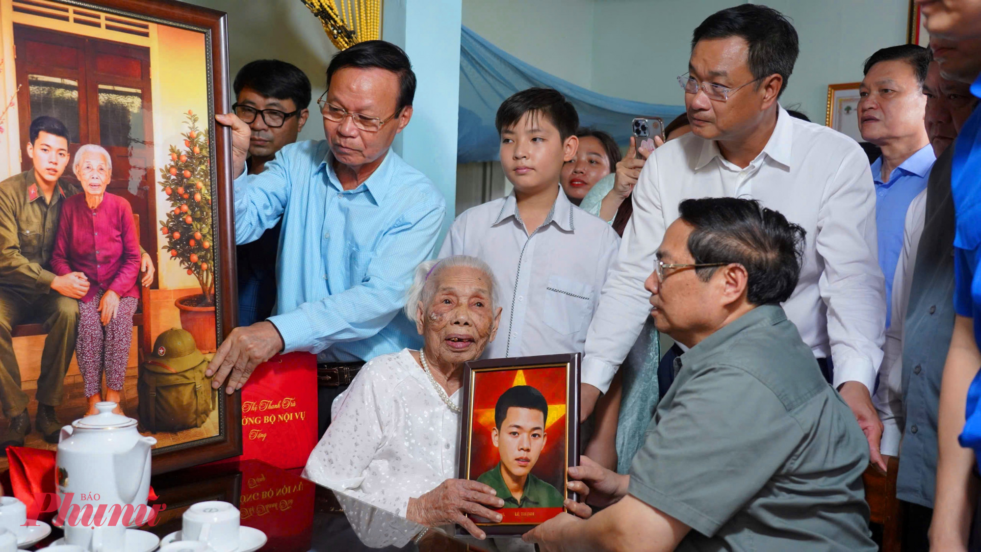 Trước đó Thủ Tướng Phạm Minh Chính cùng đoàn công tác cũng đã đến thăm và tặng quà Mẹ Việt Nam Anh hùng (VNAH) Đào Thị Vui, thôn Đại An Khê, xã Hải Lăng
