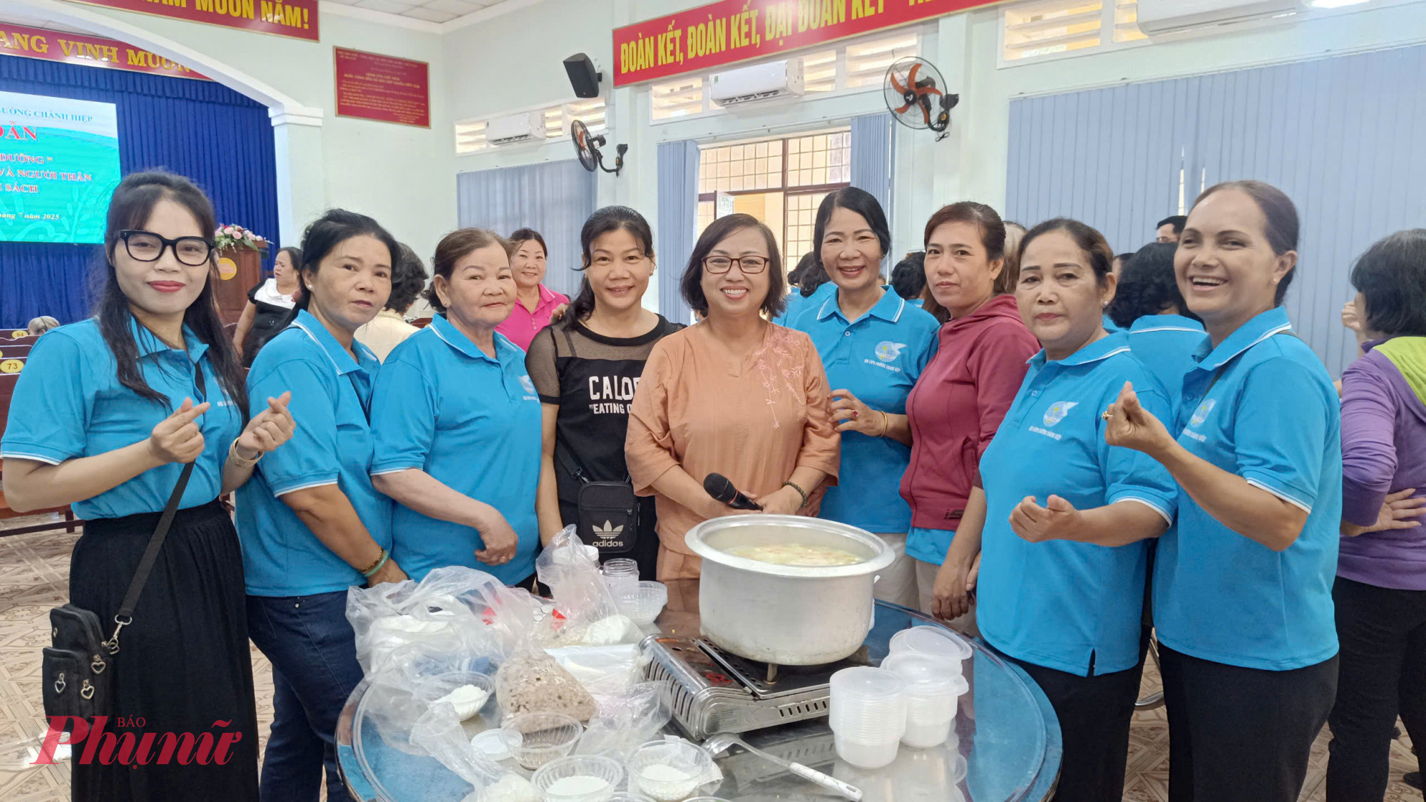 Tại chương trình, cô Phạm Thị Tươi - giáo viên trường Lê Thị Riêng – đã hướng dẫn cách nấu cháo thực dưỡng từ các loại hạt, rau củ và gia vị tự nhiên, phù hợp với khẩu vị và sức khỏe của nhiều đối tượng, đặc biệt là người lớn tuổi và người cần phục hồi thể trạng. Sau chương trình, Ban tổ chức chương trình đã 150 phần cháo, 25 phần quà gồm nhu yếu phẩm và tiền mặt đến các nữ hội viên thuộc diện gia đình chính sách trên địa bàn phường.