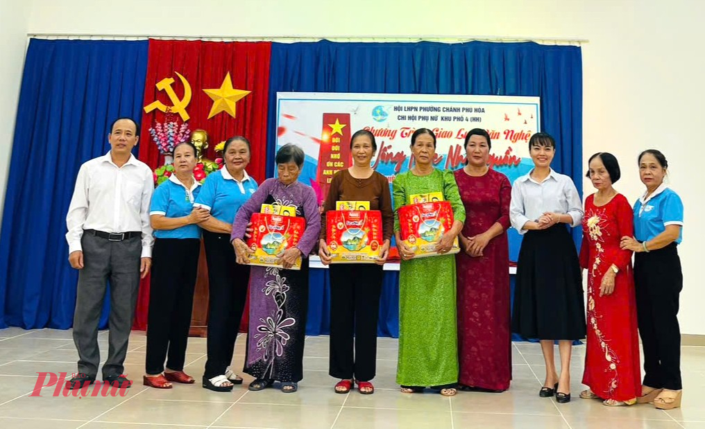 Nhân dịp này, Chi hội Khu phố 4, phường Chánh Phú Hòa, đã trao tặng 3 phần quà cho 3 gia đình có công với cách mạng, trị giá 500.000 đồng/phần .