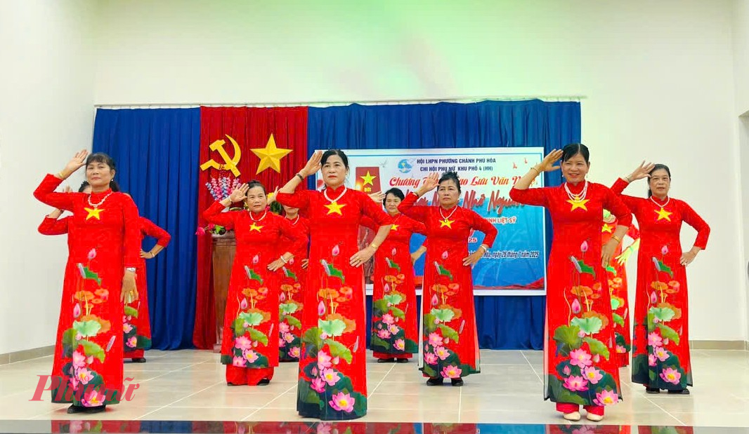 Chiều ngày 26/7, Hội LHPN phường Chánh Phú Hòa, TPHCM tổ chức Chương trình giao lưu văn nghệ với chủ đề Uống nước nhớ nguồn kỷ niệm 78 năm Ngày Thương binh-Liệt sỹ (27/7/1947-27/7/2025). Sự kiện có sự tham gia của hội viên phụ nữ từ 8 nhóm Câu lạc bộ “Sống vui sống khỏe”, biểu diễn 19 tiết mục đa dạng như hát, nhảy dân vũ, múa, hát chèo... Nhân dịp này, Chi hội Khu phố 4 đã trao tặng 3 phần quà cho 3 gia đình có công với cách mạng, trị giá 500.000 đồng/phần .
