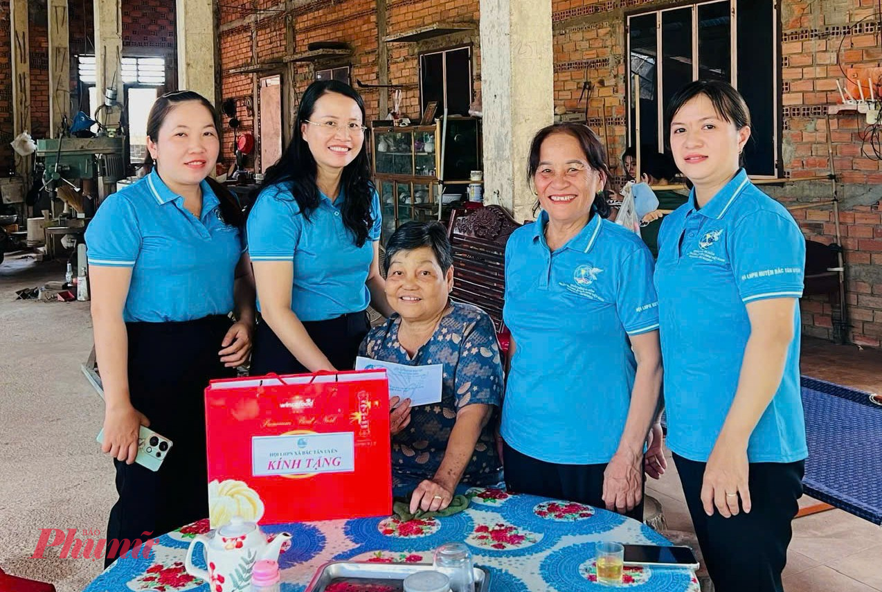 Cùng trong ngày 26/7, Hội LHPN xã Bắc Tân Uyên, TPHCM cũng vừa tổ chức chuỗi hoạt động tri ân. Nổi bật là Lễ thắp nến tri ân tại đài tưởng niệm liệt sĩ địa phương và tổ chức đoàn đến thăm hỏi, tặng quà cho 12 mẹ, vợ liệt sĩ và nữ kháng chiến trên địa bàn xã. Tổng kinh phí cho các hoạt động là 5 triệu đồng, do cán bộ hội viên phụ nữ đóng góp