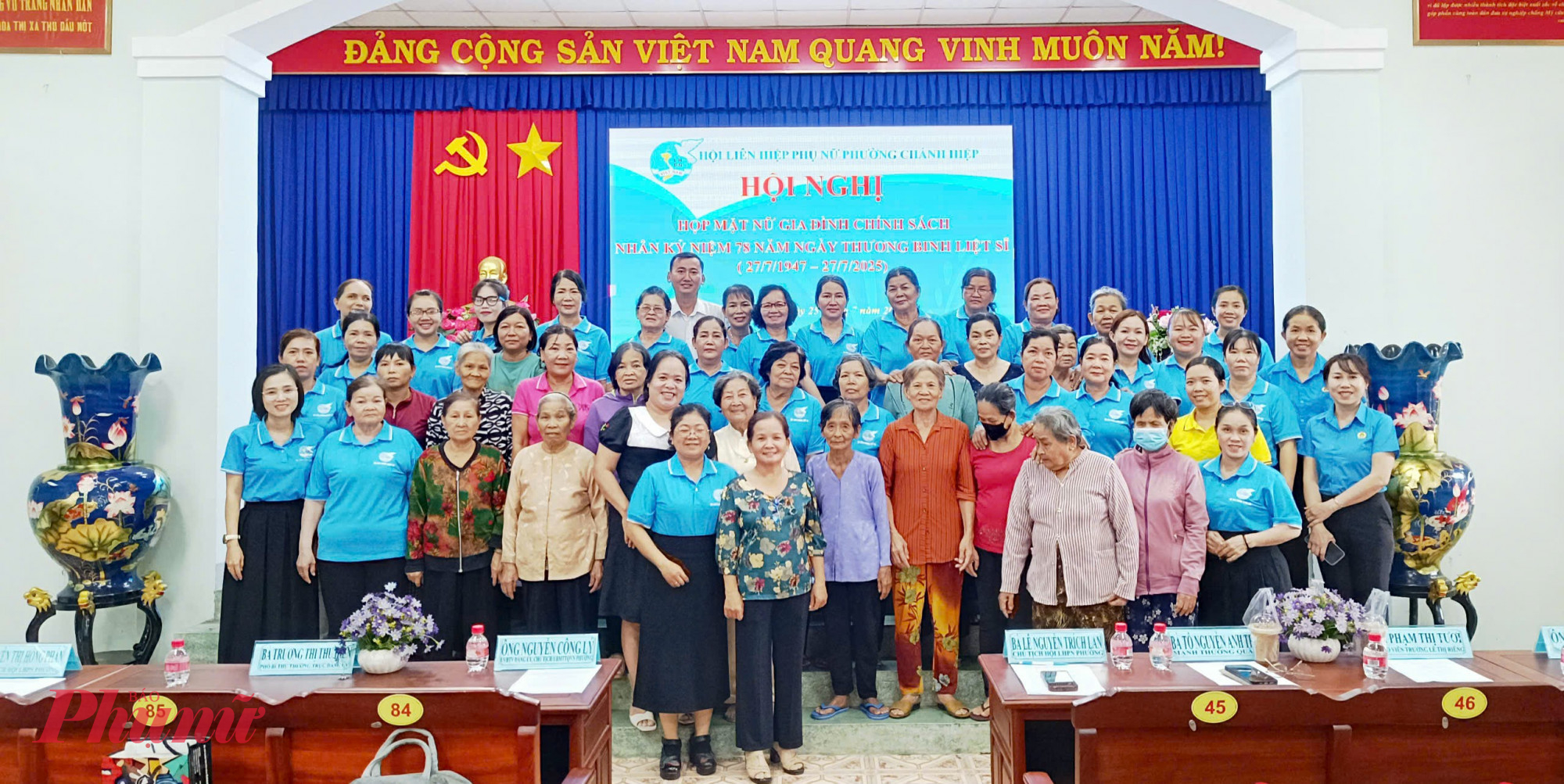 Hội LHPN phường Chánh Hiệp phối hợp cùng các đơn vị tổ chức chương trình họp mặt, hướng dẫn nấu cháo thực dưỡng, tặng quà cho dì, chị thuộc diện gia đình chính sách khó khăn. Tại chương trình, cô Phạm Thị Tươi - giáo viên trường Lê Thị Riêng – đã hướng dẫn cách nấu cháo thực dưỡng từ các loại hạt, rau củ và gia vị tự nhiên, phù hợp với khẩu vị và sức khỏe của nhiều đối tượng, đặc biệt là người lớn tuổi và người cần phục hồi thể trạng.