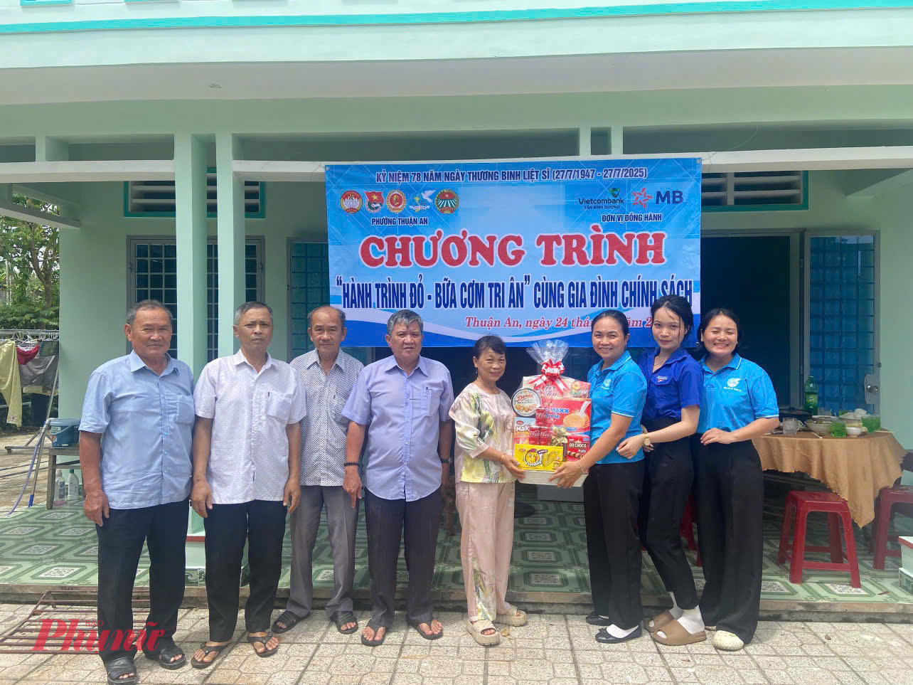 * Hội LHPN phường Thuận An cũng phối hợp tổ chức chương trình “Ngày hội Tri ân - Hành trình Đỏ - Bữa cơm tri ân phường Thuận An năm 2025”. Trong khuôn khổ Ngày hội, nhiều hoạt động ý nghĩa đã được diễn ra như: dâng hương tưởng niệm các anh hùng liệt sĩ, trao tặng quà tri ân đến các gia đình chính sách, tổ chức “Bữa cơm tri ân” cùng gia đình chính sách…