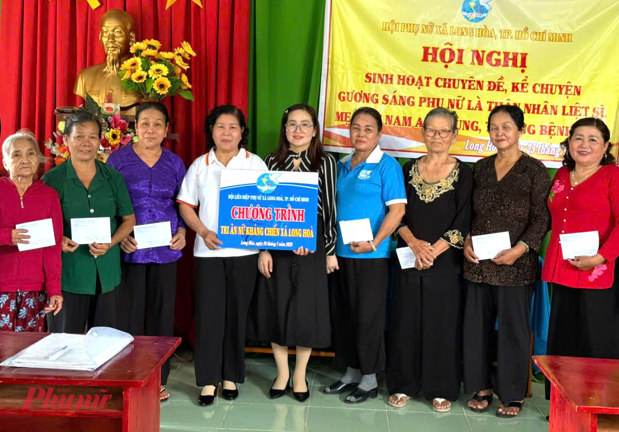 Hội LHPN xã Long Hòa tổ chức Chương trình tri ân, tặng 10 phần quà (với tổng số tiền trên 6 triệu đồng) cho các dì, chị đã từng tham gia kháng chiến, hiện có hoàn cảnh khó khăn. Bên cạnh đó, Hội LHPN xã Long Hòa còn tổ chức Lễ thắp nến tri ân các anh hùng liệt sĩ tại Nhà bia tưởng niệm xã và tổ chức sinh hoạt chi hội, kể chuyện về những người phụ nữ Việt Nam anh hùng, đặc biệt là các Mẹ Việt Nam Anh hùng, những gương sáng nữ là thân nhân liệt sĩ, nữ thương bệnh binh… để truyền cảm hứng, động lực cho thế hệ phụ nữ hôm nay tiếp tục tiếp bước.
