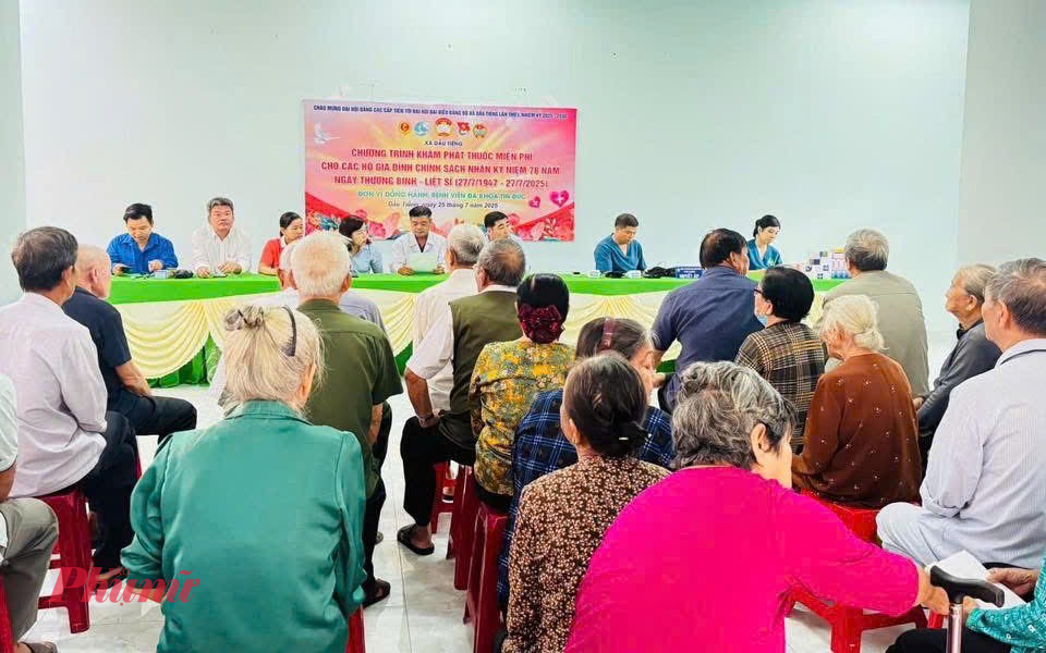 Tại chương trình, các y bác sĩ đã thăm khám, tư vấn sức khỏe và cấp phát thuốc miễn phí tặng quà cho 100 cô chú là thương binh, bệnh binh, thân nhân liệt sĩ và các đối tượng chính sách đang sinh sống trên địa bàn xã.