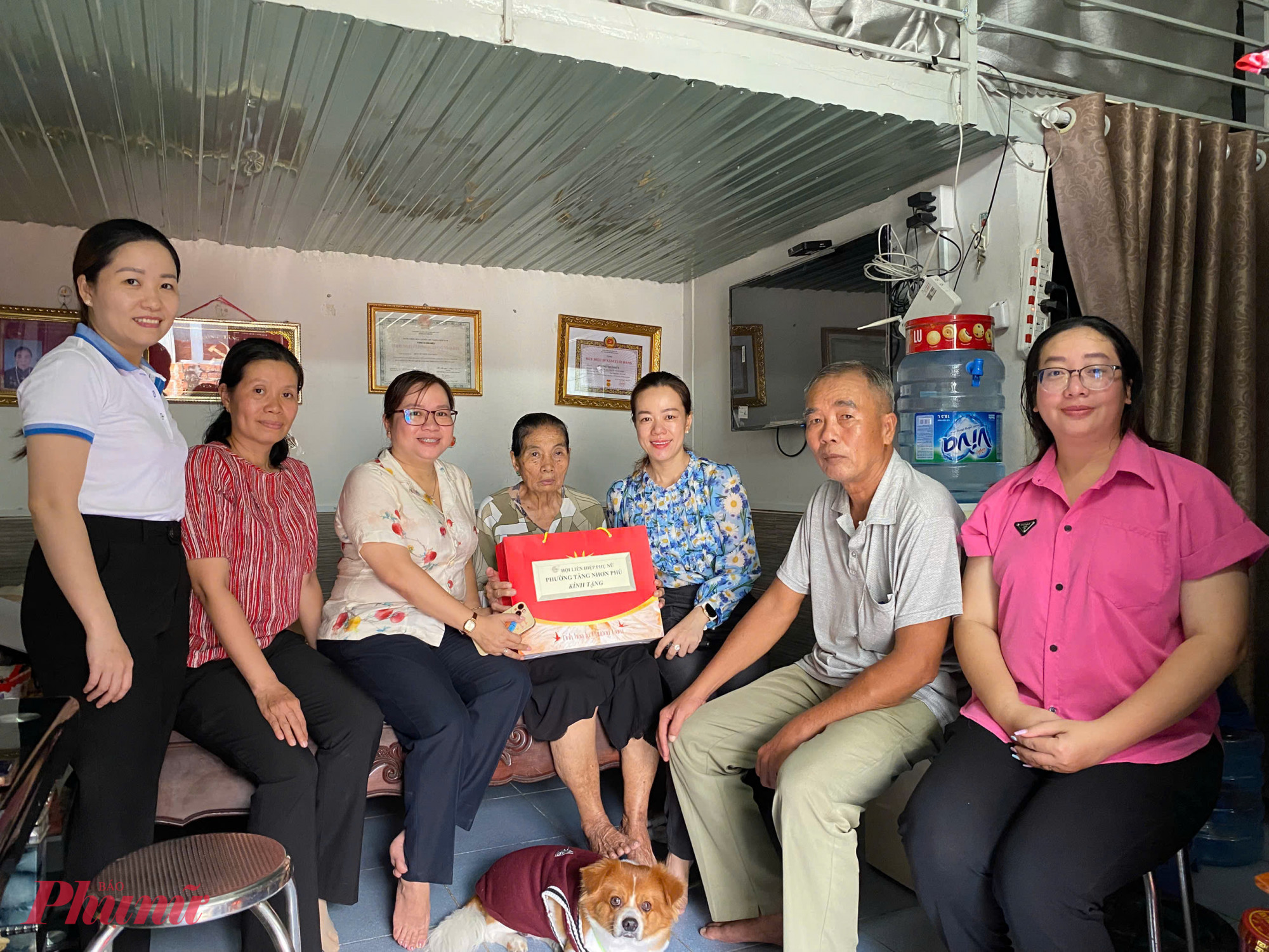 Đoàn cán bộ hội và khu phố 73, phường Tăng Nhơn Phú, TPHCM cũng đã đến nhà thăm, trao quà cho bà Hai Nhứt. 