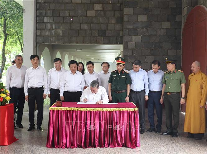 Tổng Bí Thư Tô Lâm ghi lưu bút tại Nghĩa trang Liệt sĩ Quốc gia A1. Ảnh: Thống Nhất/TTXVN