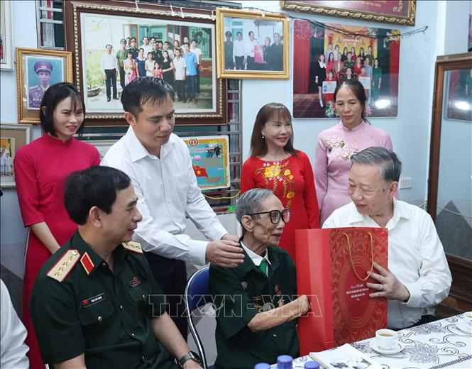 Tổng Bí thư Tô Lâm đến thăm và tặng quà gia đình thương binh Phạm Văn Ngân tại phường Điện Biên Phủ, tỉnh Điện Biên. Ảnh: Thống Nhất/TTXVN