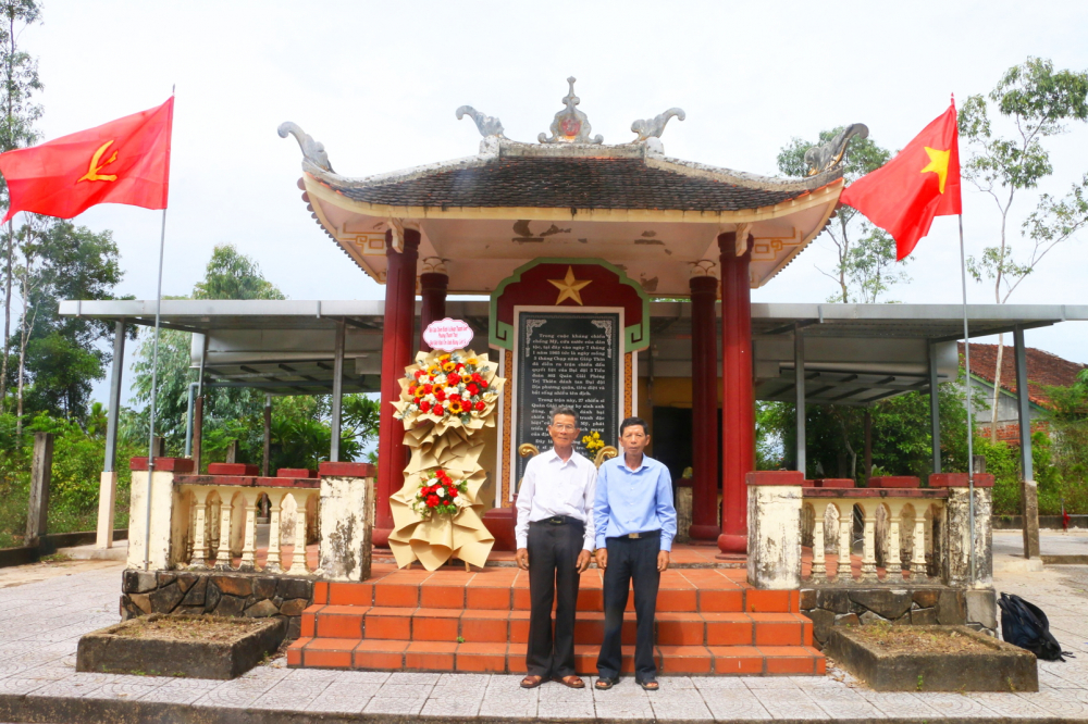 Ngôi đền tri ân 27 liệt sĩ nơi “vành đai diệt Mỹ” Ông Nguyễn Văn Sáu (bìa trái) và ông Nguyễn Văn Xê được người dân trong thôn tin tưởng giao chăm lo hương khói đền thờ liệt sĩ ấp Tư - Mỹ Thủy