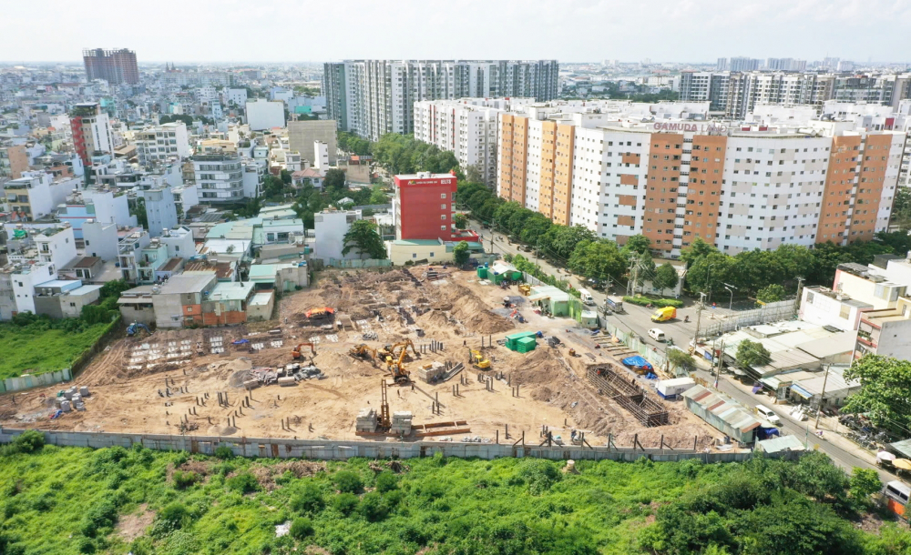 Sự sống hồi sinh trên “đất chết” Bình Hưng Hòa Công trình Trường tiểu học Trần Đại Nghĩa đang được xây trên khu đất từng là nghĩa trang Bình Hưng Hòa - ẢNH: KHẢI ÂN