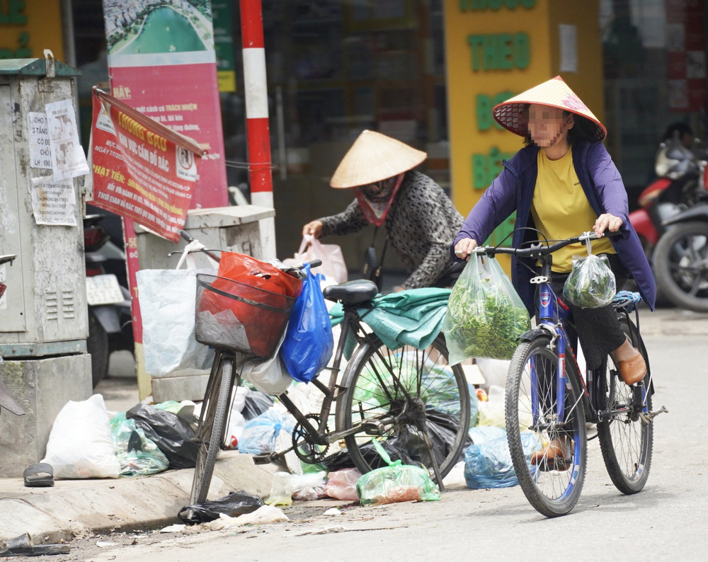 Nâng chất lượng sống từ việc giảm đồ nhựa dùng 1 lần Góc đường trên phố Khâm Thiên, phường Văn Miếu - Quốc Tử Giám, TP Hà Nội có rất nhiều túi ni lông do là nơi tập kết rác từ chợ Khâm Thiên - ẢNH: BẢO KHANG