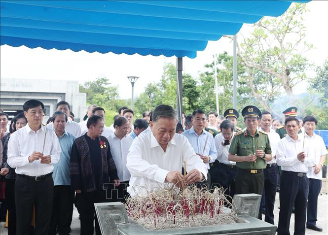 Tổng Bí Thư Tô Lâm dâng hương tưởng niệm Anh hùng, Liệt sĩ tại Đền thờ Liệt sĩ tại Chiến trường Điện Biên Phủ. Ảnh: Thống Nhất/ TTXVN