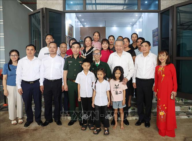 Tổng Bí thư Tô Lâm đến thăm và tặng quà gia đình thương binh Phạm Văn Ngân tại phường Điện Biên Phủ, tỉnh Điện Biên. Ảnh: Thống Nhất/TTXVN