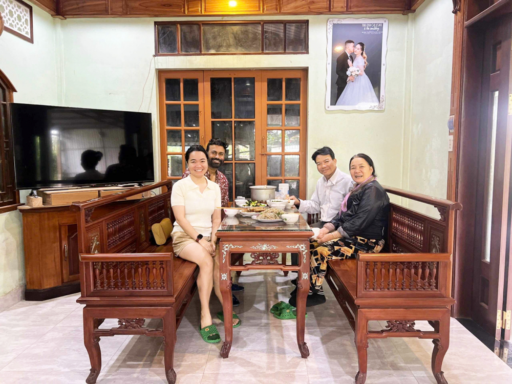 Chị Thương Hoài  cùng chồng  dùng bữa cơm “rất Việt Nam” với cha mẹ  ở quê nhà -  Ảnh do nhân vật cung cấp