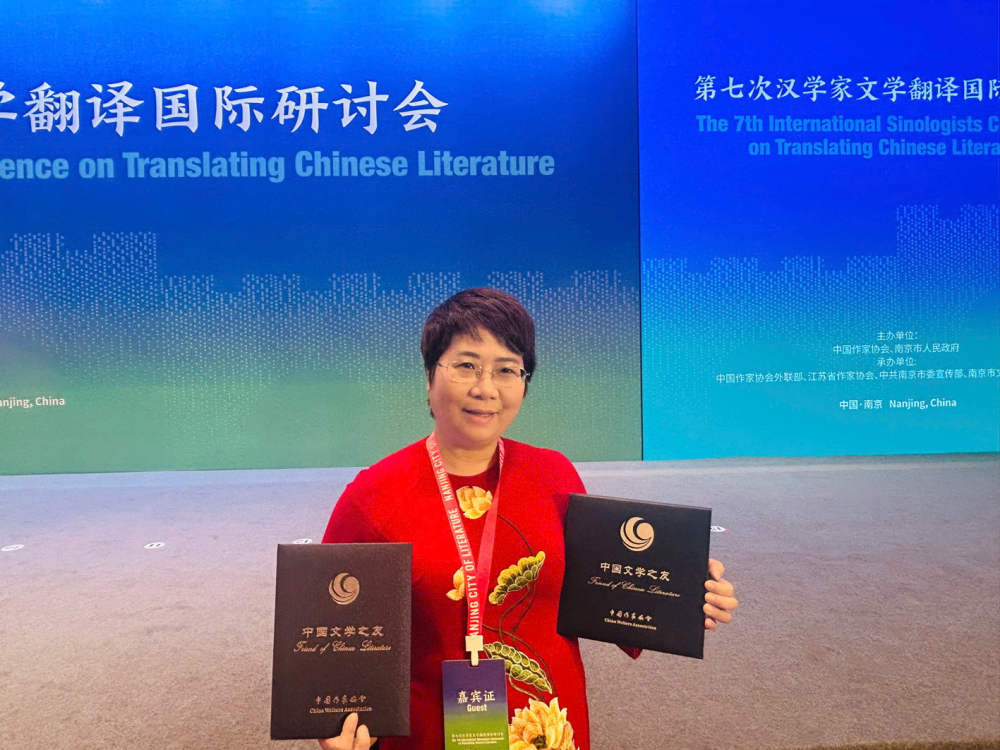 Dịch giả Nguyễn Lệ Chi nhận danh hiệu “Người bạn của văn học Trung Quốc”  tại Hội thảo quốc tế về dịch văn học tại TP Nam Kinh - Nguồn ảnh: Chibooks
