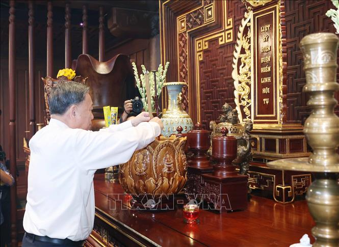 Tổng bí thư Tô Lâm dâng hương tưởng niệm anh hùng, liệt sĩ tại đền thờ liệt sĩ tại Chiến trường Điện Biên Phủ - Ảnh: Thống Nhất/TTXVN