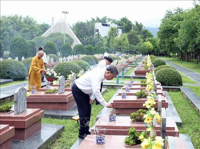 Tổng Bí Thư Tô Lâm thắp hương tưởng niệm Anh hùng, Liệt sĩ tại Nghĩa trang Liệt sĩ Quốc gia A1. Ảnh: Thống Nhất/TTXVN