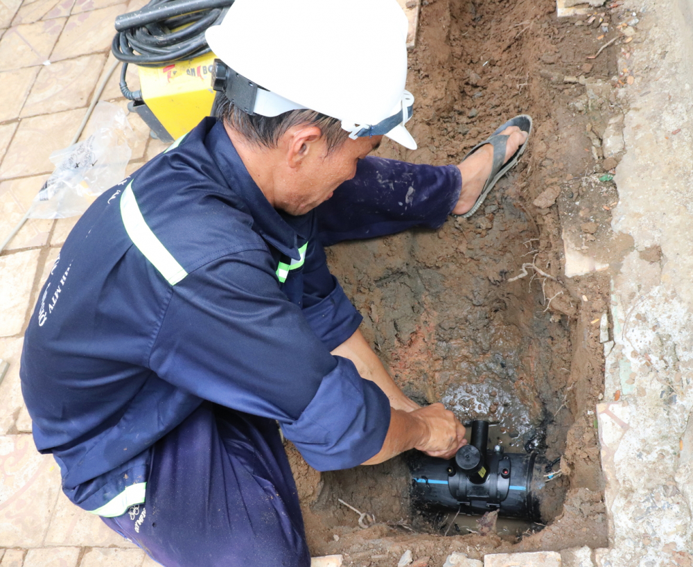 Đưa nước sạch đến từng hộ gia đình Nhân viên Xí nghiệp Cấp nước Cần Giờ gắn đồng hồ nước đến nhà người dân