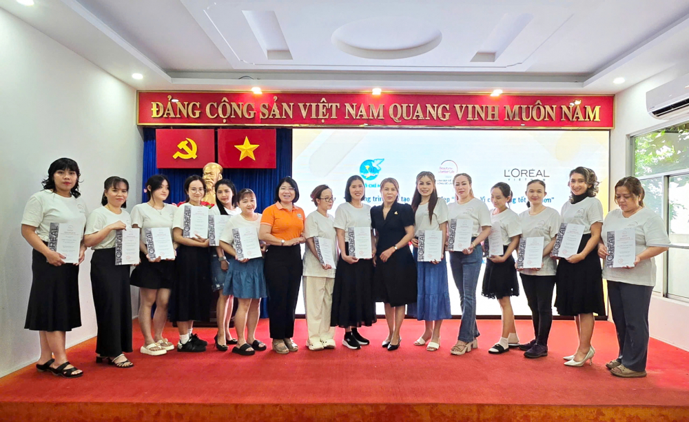 Giúp phụ nữ trung niên dám thay đổi để sống tốt hơn Ban tổ chức lớp học trao chứng nhận nghề cơ bản cho các học viên hoàn thành khóa học