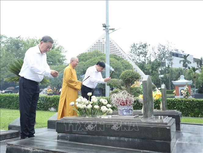 Tổng Bí Thư Tô Lâm cùng đoàn công tác Trung ương dâng hoa, dâng hương tưởng niệm Anh hùng, Liệt sĩ tại Nghĩa trang Liệt sĩ Quốc gia A1. Ảnh: Thống Nhất/TTXVN