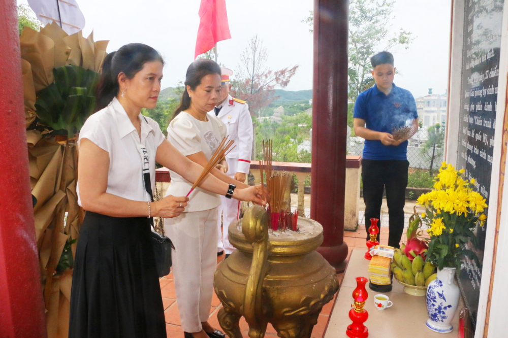 Ngôi đền tri ân 27 liệt sĩ nơi “vành đai diệt Mỹ” Người dân địa phương đến thăm, dâng hương tại bia tưởng niệm, đền thờ liệt sĩ ấp Tư - Mỹ Thủy