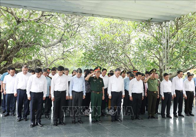 Chú thích ảnh Tổng Bí Thư Tô Lâm cùng đoàn công tác Trung ương tưởng niệm Anh hùng, Liệt sĩ tại Nghĩa trang Liệt sĩ Quốc gia A1. Ảnh: Thống Nhất/TTXVN