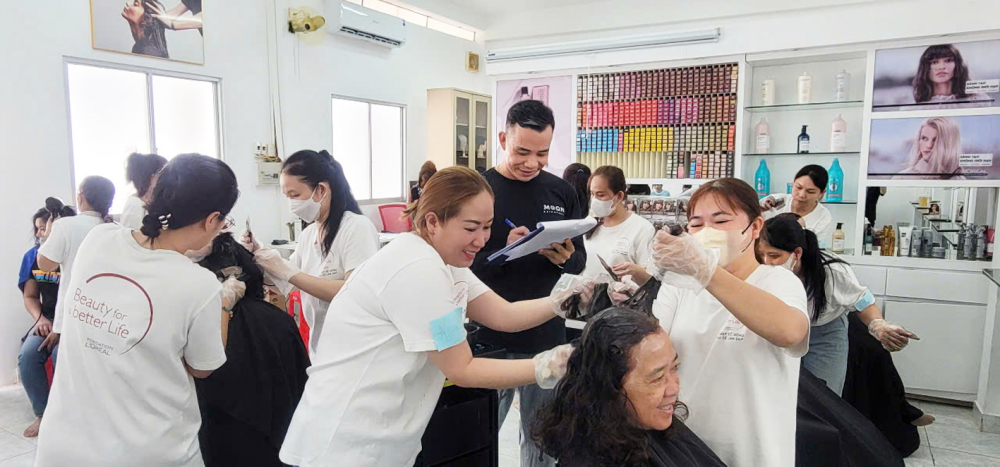 Giúp phụ nữ trung niên dám thay đổi để sống tốt hơn Các học viên tham gia khóa học nghề tóc miễn phí tại Hội LHPN TPHCM