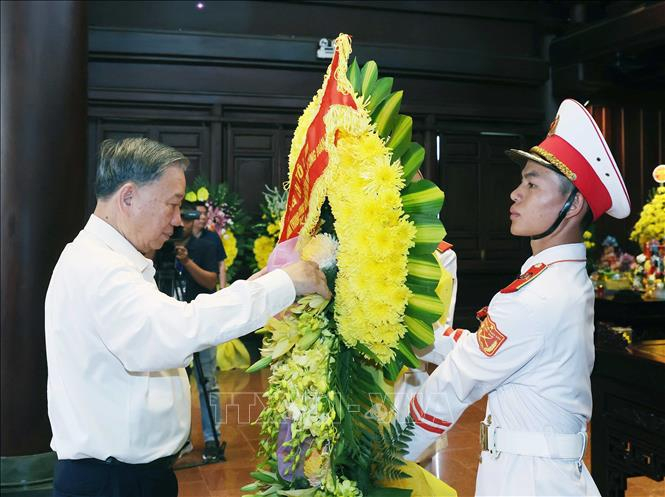 Tổng Bí Thư Tô Lâm dâng hoa tưởng niệm Anh hùng, Liệt sĩ tại Đền thờ Liệt sĩ tại Chiến trường Điện Biên Phủ. Ảnh: Thống Nhất/TTXVN