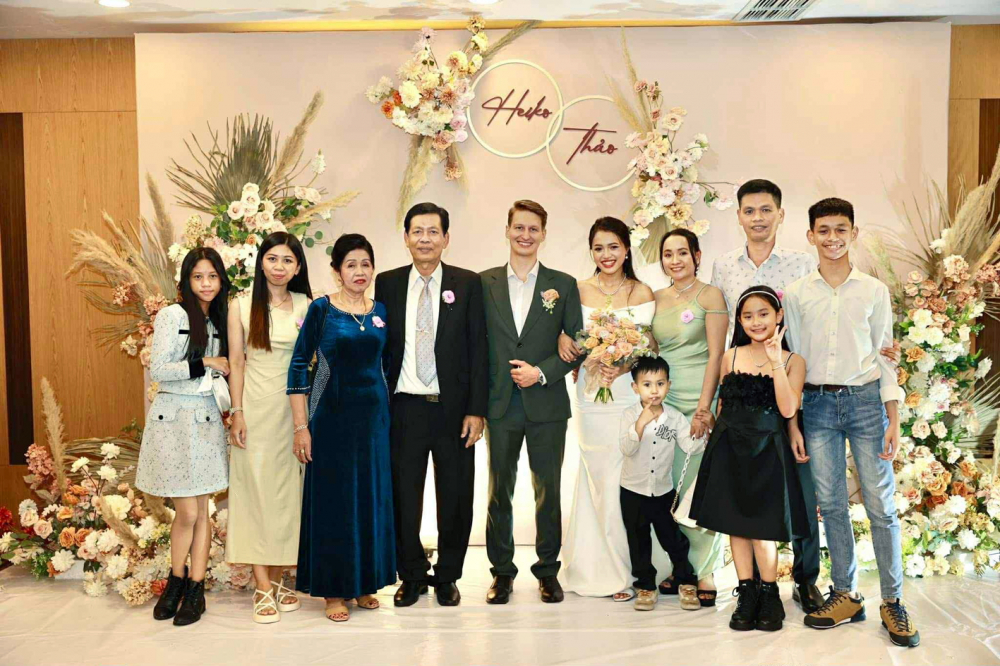 Chị Thái Thu Thảo kết hôn với bạn trai người Đức trước sự chứng kiến của gia đình, bạn bè hai bên - Ảnh do nhân vật cung cấp 