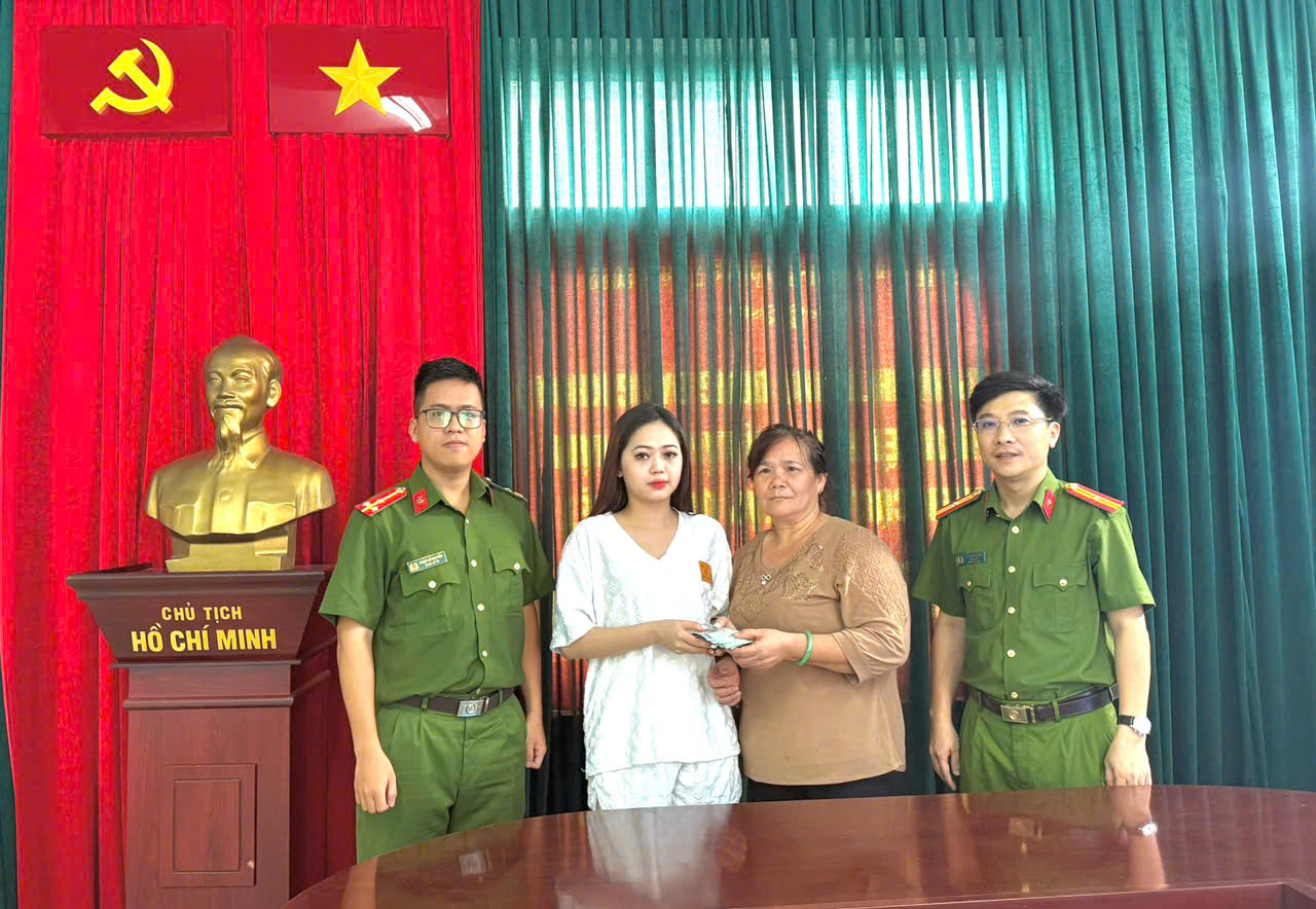 Chị Trần Ngọc Thùy Trang  phối hợp cùng công an phường Phú Xuân trao trả tiền lại cho bà bà Đặng Thị H.