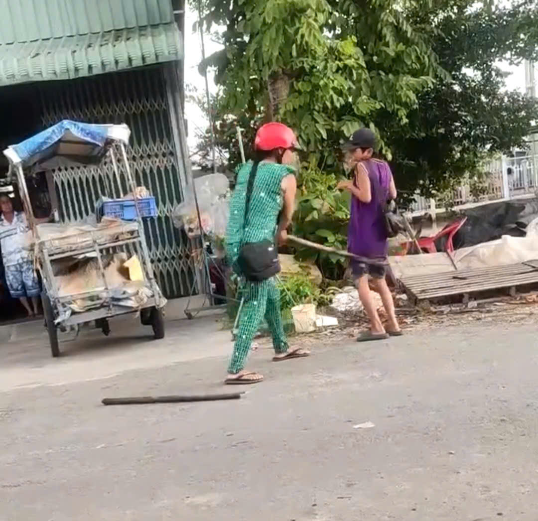 Bé bị cô ruột đánh đập vì bán vé số không hết. Ảnh cắt từ clip.