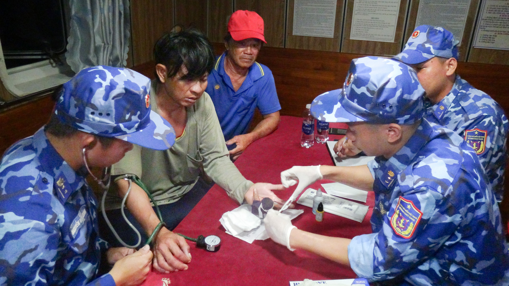 Lực lượng Cảnh sát biển 4 cấp cứu cho ngư dân Trần Văn Kiên bị gặp nạn trên biển - Ảnh CSB cung cấp