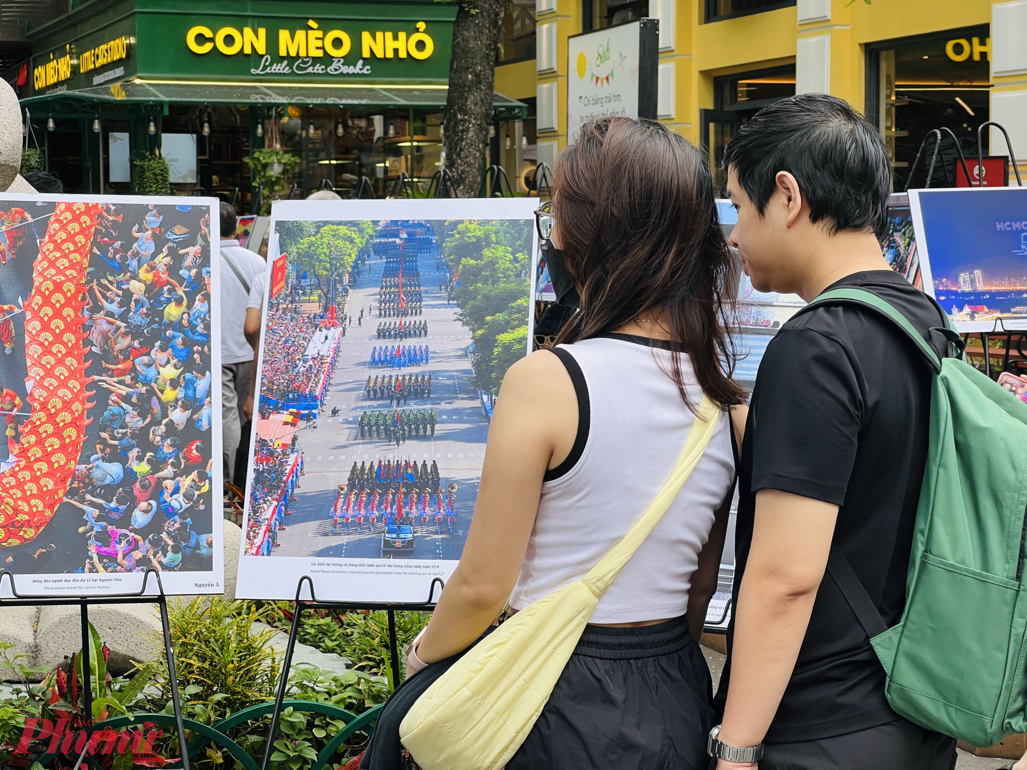 Người trẻ cũng dành nhiều thời gian để xem ảnh 
