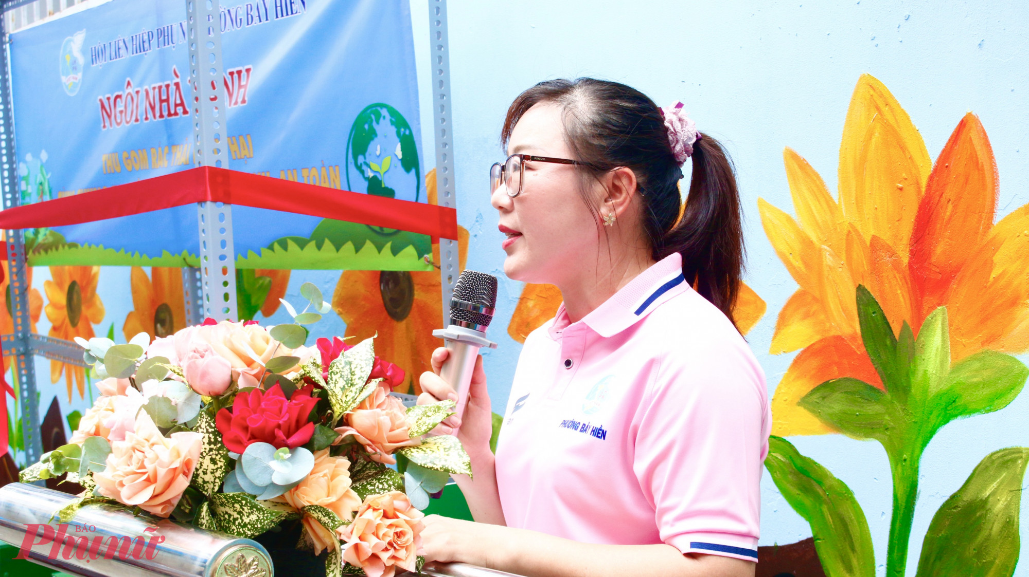 Bà Trương Thị Hương - Chủ tịch Hội LHPN phường Bảy Hiền- thông tin: Mô hình thực hiện chia làm 2 giai đoạn. Giai đoạn 1 thực hiện 3 ngôi nhà được lắp đặt tại: 108/46 Trần Văn Quang, khu phố 4; 135 Phan Bá Phiến và khu vực Trường Tiểu học Lạc Long Quân. Giai đoạn 2 sẽ tiếp tục thực hiện 3 ngôi nhà xanh được lắp đặt tại bờ tường khu phố, nhà dân, trường học, điểm sinh hoạt cộng đồng.