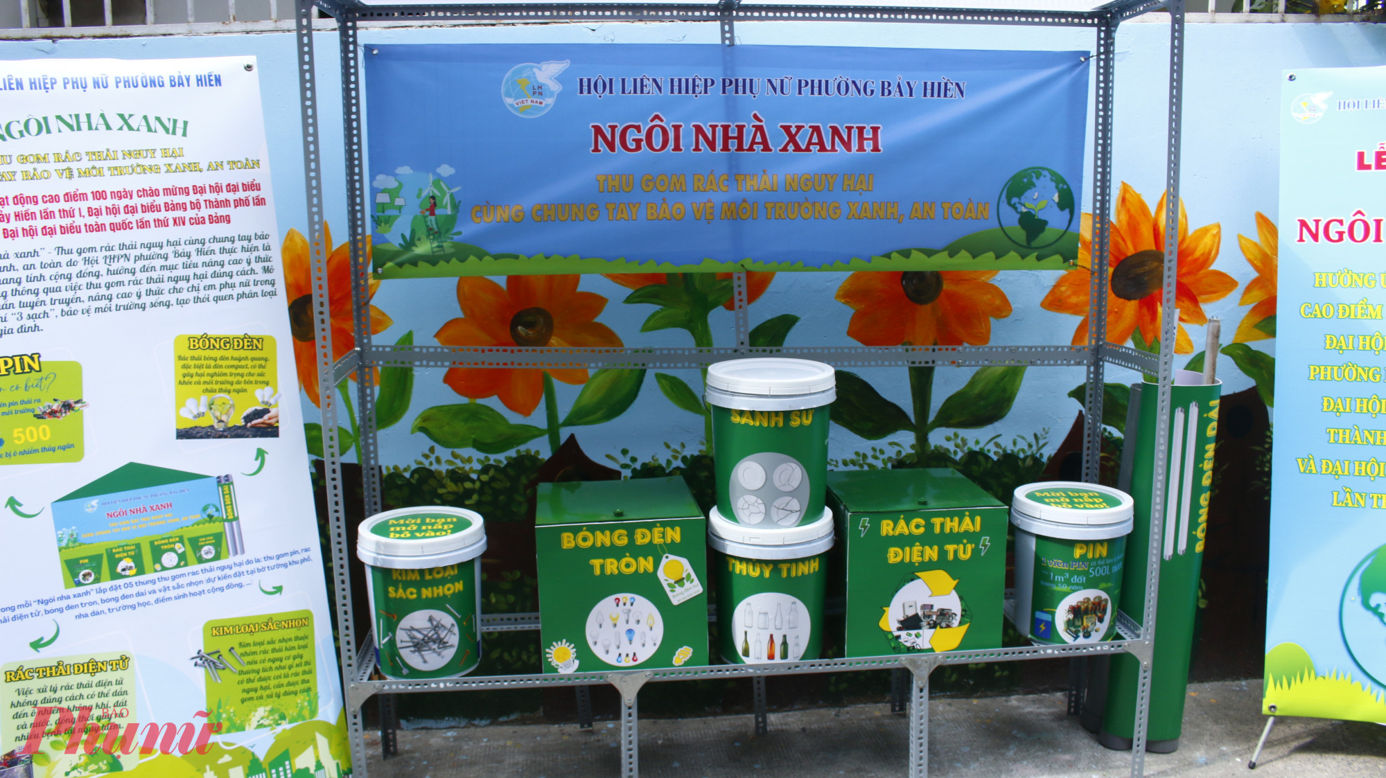 Trong mỗi “Ngôi nhà xanh” được lắp đặt 5 thùng thu gom rác thải nguy hại khác nhau như: Pin, rác thải điện tử, bóng đèn tròn, bóng đèn dài và kim loại sắc nhọn để người dân thuận tiện phân loại