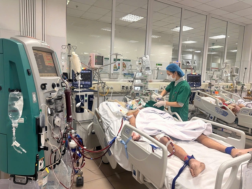 Bệnh nhân sốt xuất huyết trị tại Bệnh viện Bệnh Nhiệt đới Trung ương - ảnh: T.S