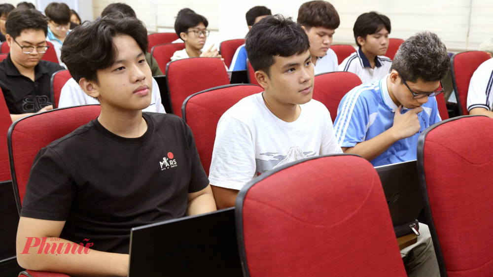 TPHCM: Tạo nguồn nhân sự AI từ những học sinh tài năng Học sinh đạt giải thưởng trong các cuộc thi tại TPHCM tham gia lớp bồi dưỡng kiến thức trí tuệ nhân tạo do Sở Khoa học và Công nghệ TPHCM tổ chức