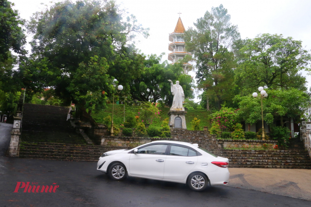 Ở vị trí cao, bao quanh là rất nhiều cây xanh nên không khí rất thoáng đãng, pha lẫn chút se lạnh càng khiến cho Đan viện Thiên An trở nên huyền ảo và thơ mộng hơn. Khi đến đây bạn sẽ được cảm nhận tất cả phong cảnh ở Đồi Thiên An khi được leo lên đỉnh tòa tháp của khuôn viên nơi đây.