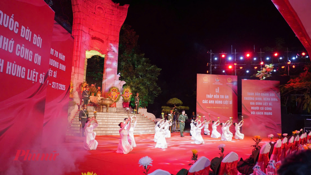Chương trình văn nghệ hào hùng, trang nghiêm