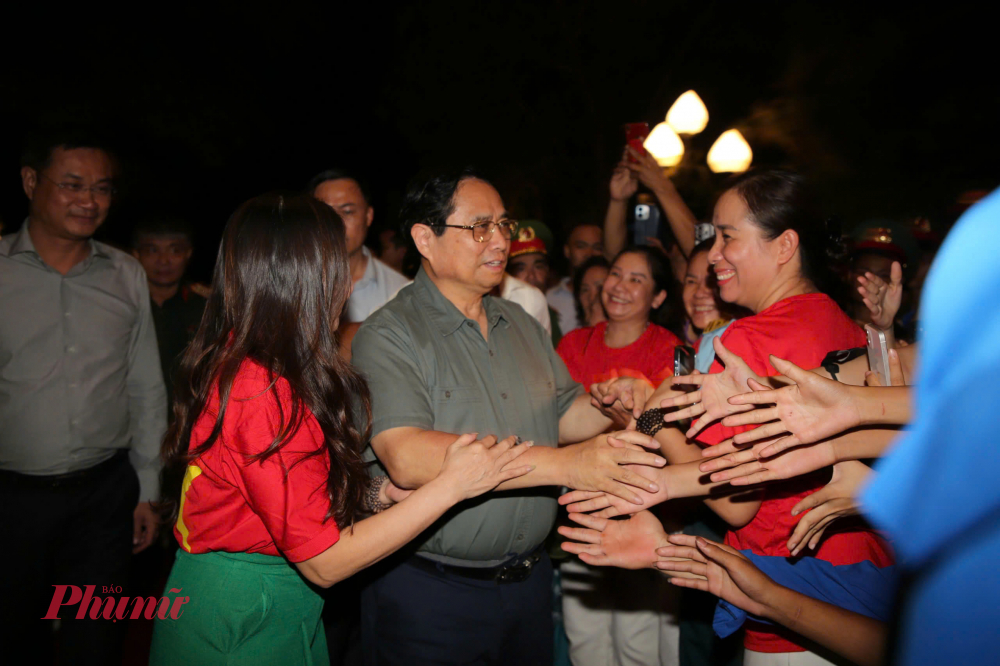 Thủ tướng Phạm Minh Chính bắt tay các gia đình thân nhân liệt sĩ, người có công với cách mạng