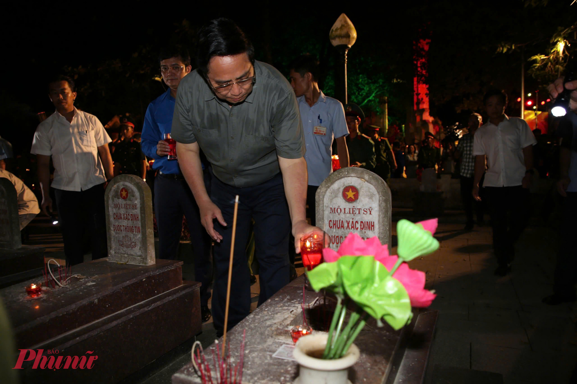 Thủ tướng Phạm Minh Chính thắp nến trên từng ngôi mộ tại nghĩa trang Trường Sơn