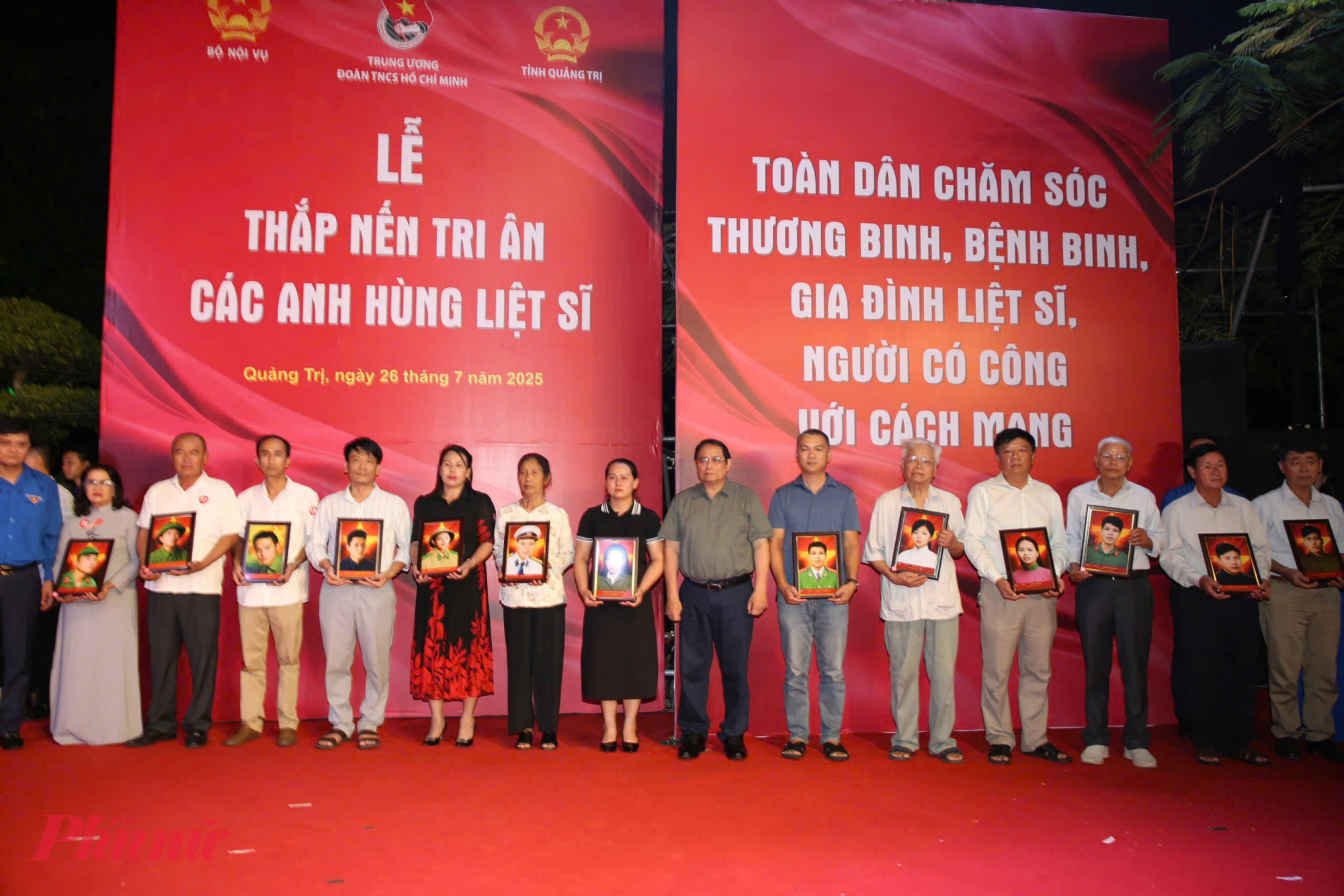 Tặng ảnh cho các gia đình liệt sĩ