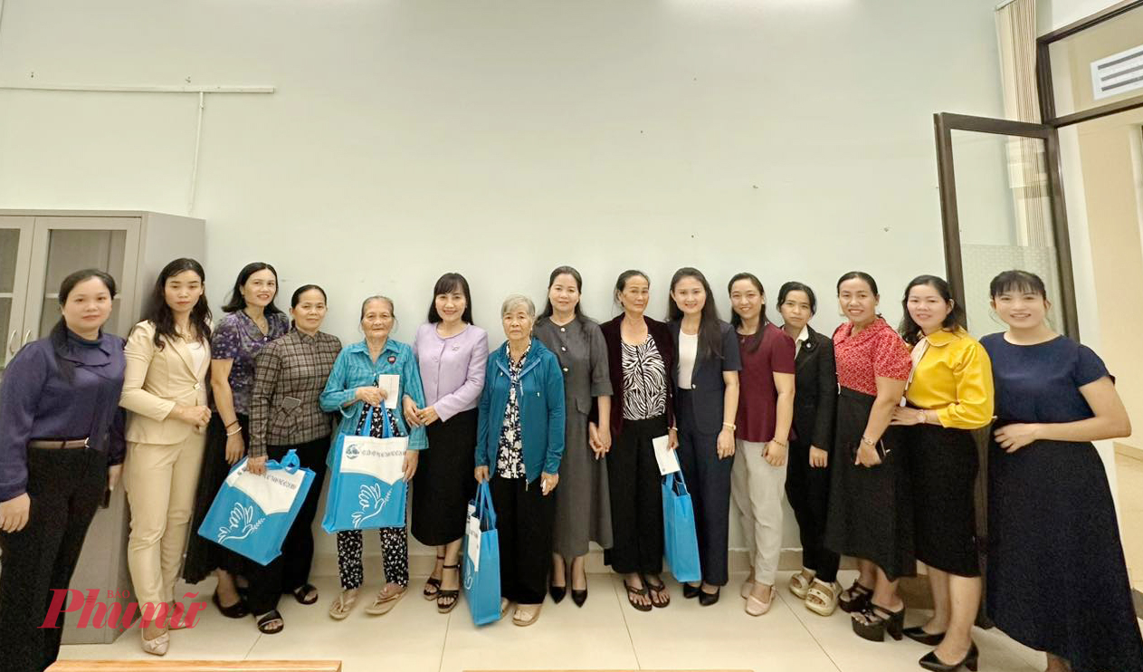 Chị Trịnh Thị Thanh - PCT Thường trực Hội LHPN TP Hồ Chí Minh, Trưởng đoàn công tác số 2, cùng Chủ tịch, Phó Chủ tịch Hội LHPN các xã: Long Sơn, Châu Pha, Châu Đức, Kim Long, Ngãi Giao, Bình Giã, Xuân Sơn, Nghĩa Thành thăm và tặng quà các gia đình chính sách, vợ của thương binh tiêu biểu nhân kỷ niệm 78 năm Ngày Thương binh - Liệt sĩ 27/7.